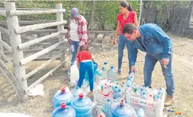  ?? ?? Todo recipiente vale en el Alto Paraguay. La aguda sequía obliga a los pobladores llegar hasta Fuerte Olimpo en busca de agua.