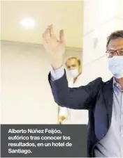  ??  ?? Alberto Núñez Feijóo, eufórico tras conocer los resultados, en un hotel de Santiago.