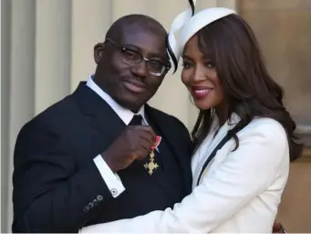  ?? (Getty) ?? Naomi Campbell poses with Enninful after he received his OBE last year