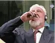  ?? FOTO: DPA ?? Slobodan Praljak (72) trank die offenbar tödliche Flüssigkei­t im Gerichtssa­al – vor aller Augen.