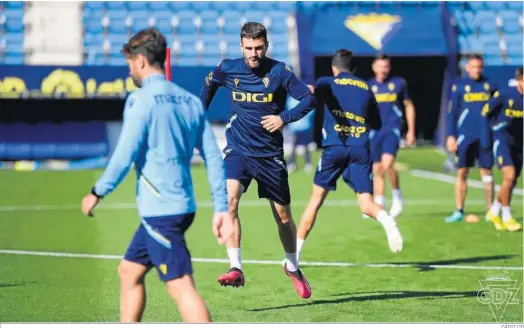  ?? CÁDIZ CF ?? Raúl Parra, que apunta al once inicial, en acción en una sesión.