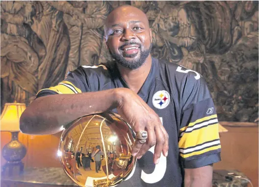  ?? Emiliano ?? con el trofeo larry o’Brien, que sólo los campeones de la nBa pueden tocar