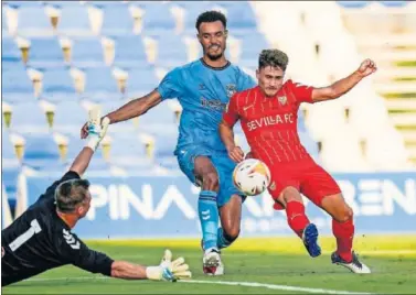  ??  ?? Iván Romero define con calidad en la acción del 3-0.