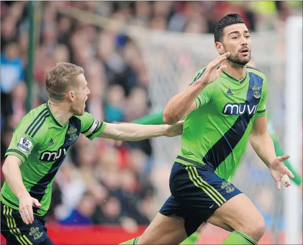  ?? — THE ASSOCIATED PRESS FILES ?? Leicester will need to be sharp as Southampto­n, featuring Italian striker Graziano Pelle, right, visits Sunday.