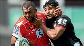  ??  ?? Michael Leitch of the Sunwolves is held by Chiefs defender Taleni Seu.