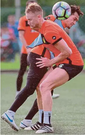  ?? PIC BY SHARUL HAFIZ ZAM ?? Kedah’s Zachary Anderson (front) and Fakri Saarani training in preparatio­n for the Malaysia Cup semi-final second leg match against Felda United tomorrow.