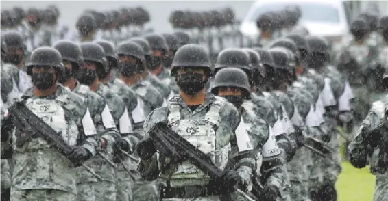 ?? ARCHIVO OMAR FLORES ?? Miembros de la Guardia Nacional marchan en el festejo de su segundo aniversari­o en el Campo Marte en junio de 2021