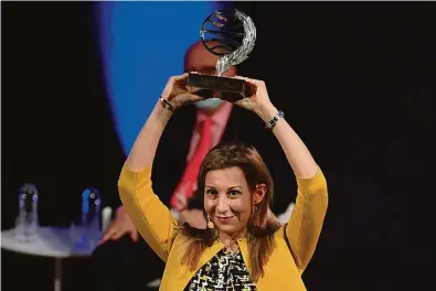  ?? Lluis Gene/ AFP ?? Eva García Sáenz de Urturi ganhou o Prêmio Planeta com “Aquitania”, livro baseado numa história medieval