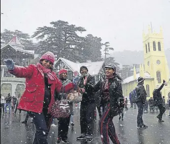  ?? DEEPAK SANSTA/HT ?? Tourists enjoying fresh snowfall on The Ridge in Shimla on Sunday.