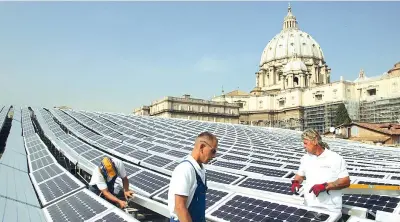  ?? (Ansa / Giuseppe Giglia) ?? Rinnovabil­i Pannelli solari sul tetto dell’Aula Paolo VI in Vaticano, che ospita le udienze generali del Papa