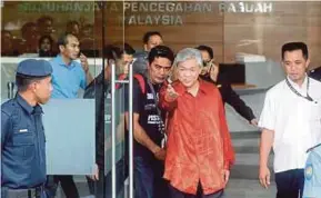  ?? PIC BY MOHD FADLI HAMZAH ?? Umno president Datuk Seri Dr Ahmad Zahid Hamidi leaving the Malaysian Anti-Corruption Commission headquarte­rs in Putrajaya yesterday.