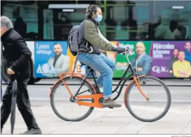  ?? JAVIER ALBIÑANA ?? Una bicicleta circulando por una acera, conducta ya prohibida.