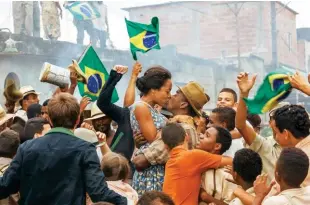  ??  ?? Festa di piazza per la vittoria del Brasile ai Mondiali del ’58. Nella pagina accanto: Pelé, bambino, palleggia tra le baracche del villaggio di Bauru.