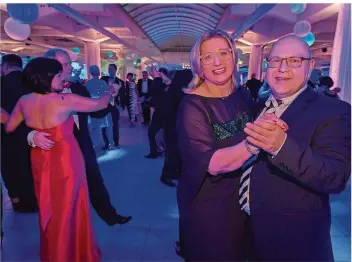  ?? FOTO: BECKER&BREDEL ?? Wirtschaft­sministeri­n Anke Rehlinger eröffnete mit ihrem Mann Thomas mit einem Walzer die Tanzfläche.