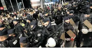  ?? FOT. SŁAWOMIR KAMIŃSKI/AGENCJA GAZETA ?? • Policyjny kordon otaczający demonstran­tów na Placu Powstańców, Warszawa, 18 listopada 2020 r.