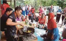  ??  ?? PESERTA beramah mesra dengan penduduk setempat.