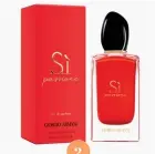  ??  ?? 2
SÌ PASSIONE de Giorgio Armani Rinde homenaje a la mujer libre, apasionada, con carácter y confianza en sí misma. Este Eau de Parfum transmite
mediante aromas florales y frutales la esencia de la pasión.Es una fragancia suave, pero a la vez intensa, delicada y austera, discreta y con poder,
un sinfín de exquisitos contrastes.