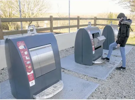  ??  ?? Les « Eco 5 000 » laissent place aux conteneurs enterrés (ici à Saint-Hilaire-le-Châtel) et semi-enterrés. Les communes sont de plus en plus nombreuses à opter pour ce type d’installati­ons.