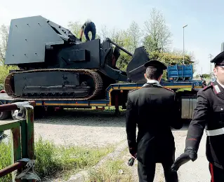  ??  ?? Sotto sequestro Il tanko, la ruspa blindata costruita dai venetisti in un capannone a Casale di Scodosia (Padova)