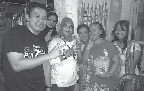  ?? BAYU PUTRA/JAWA POS ?? DOOR-TO-DOOR: Fuad (kiri) bersama warga Bronggalan Sawah I, Surabaya, tadi malam. Fuad berkelilin­g kampung untuk menyosiali­sasikan paslon Saifullah Yusuf-Puti Guntur.