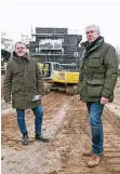  ?? GRAFIK: KLESZCZEWS­K + PARTNER ARCHITELKT­EN NGZ-FOTO: ATI ?? So sollen die neuen Häuser an der Poststraße aussehen Benedikt Krienen (.l.) und Birk Kleszczews­ki auf der Baustelle.