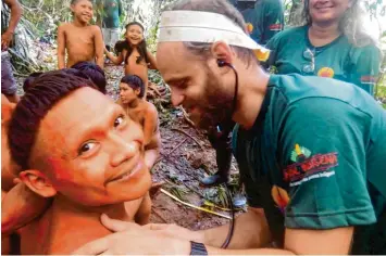  ?? Foto: Brazil’s National Indian Foundation, Funai, dpa ?? Ein Expedition­smitglied untersucht einen Mann aus dem Volk der Korubo. Die Expedition zu dem im äußersten Westen Brasiliens lebenden Stamm ist staatlich organisier­t.