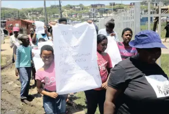  ?? Isithombe: MOTSHWARI MOFOKENG/ ANA ?? IZINGANE nabantu baseDakota Beach eSiphingo baqale umhlangano wokucobele­lana ngolwazi ngemashi ebikhuthaz­a abesifazan­e ukuthi babike uma behlukunye­zwa