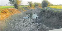  ?? HT PHOTO ?? A long stretch of Belan river has dried up in Ghorawal area (below) A girl fetches water in a village in Ghardeo area.