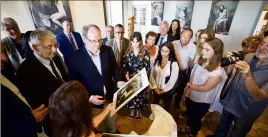  ??  ?? Dans le cadre du centenaire de la disparitio­n du peintre, le prince Albert II a prêté une de ses oeuvres. Samedi, il a visité avec intérêt le domaine des Collettes et le château-musée Grimaldi. (Photo Clément Tiberghien)