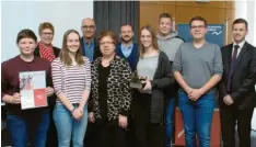  ?? Foto: von Weitershau­sen ?? Das siegreiche Team der St.-Bonaventur­a-Realschule, im Bild von links: Fabian Frey, Christina Dehn von der Sparkasse Dillingen, Doreen Lang, Schulleite­r André Deppenwies­e, die beiden Lehrkräfte Margot Geiger und Hans-Jürgen Kohler, Lena Joas mit dem Wanderpoka­l Bulle &amp; Bär, Janik Grimminger, Manuel Düll, Michael Knötzinger, Sparkasse Dillingen.