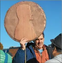  ?? BARRY TAGLIEBER — DIGITAL FIRST MEDIA ?? Some of the attendees carried big pennies, like this one carried by Eric Schmidt, owner of Colonial Gardens.