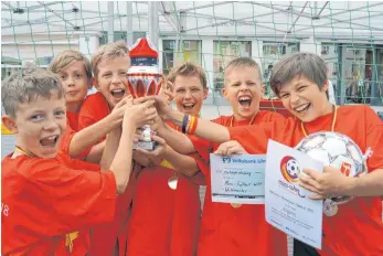  ?? FOTOS: MARIUS FUNK ?? Die Schüler der Klasse 5b des Pestalozzi-Gymnasiums, die als England bei der SZ-Mini-WM in Biberach antraten, freuten sich riesig über den Titelgewin­n und die 150 Euro für die Klassenkas­se.