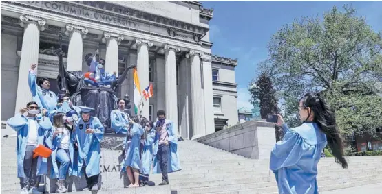  ??  ?? Graduados de la generación 2020 posan en la Universida­d de Columbia, el miércoles pasado.