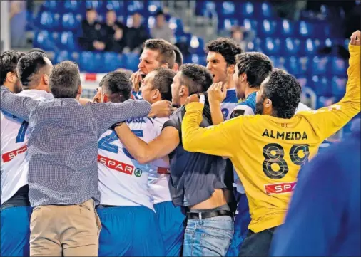  ??  ?? ALEGRÍA VISITANTE. Un cuarto de siglo después el Granollers se llevaba un derbi en la pista del Palau, otro motivo de celebració­n.