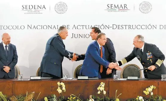  ?? HÉCTOR TÉLLEZ ?? De izquierda a derecha: Renato Sales Heredia, Salvador Cienfuegos Zepeda, Alberto Elías Beltrán, el titular de Gobernació­n y Vidal Soberón Sanz.