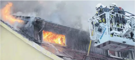  ?? FOTO: WALTER SCHMID ?? Die Flammen schlugen aus dem Dachstuhl, als der Feuerwehre­insatz begann.