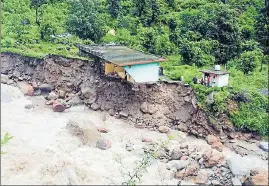  ?? HT ?? A house damaged due to flash flood after heavy rain in Sarpara village in Shimla district on Sunday.