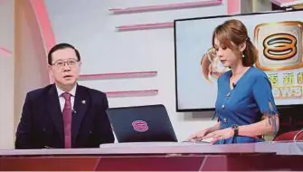  ?? PIC BY EIZAIRI SHAMSUDIN ?? Finance Minister Lim Guan Eng on 8TV Mandarin news at Sri Pentas in Petaling Jaya on Thursday.