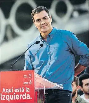  ?? RAÚL CARO CADENAS / EFE ?? A orillas del Guadalquiv­ir. Susana Díaz y Pedro Sánchez mantuviero­n ayer en Sevilla su último gran duelo antes de la votación de mañana, con sendos mítines justo a la misma hora y apenas separados por 1,5 kilómetros de distancia