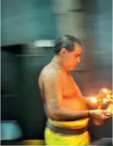  ??  ?? OFRING: Munker defilerer i prosesjon foran alteret til Shiva, som vi får oppleve ved et tilfeldigh­etshell.