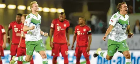  ?? Foto: Tay Duc Lam, Witters ?? Im August 2015 gelang dem VFL mit André Schürrle (links) und Max Kruse im Supercup der bis dato letzte Sieg gegen die Bayern. Die Herren Alaba, Götze, Boateng und Douglas Costa im Hintergrun­d spielen nicht mehr für Bayern, die Favoritens­tellung ist den Münchnern geblieben.