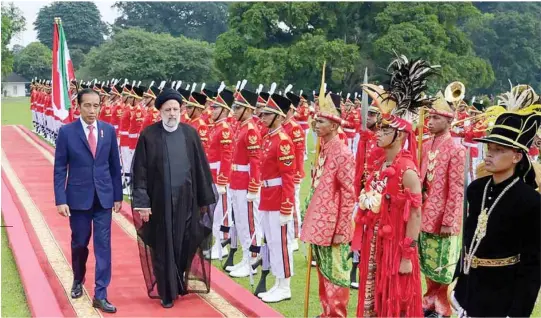  ?? Xinhua Xinhua ?? Iran, Indonesia sign preferenti­al trade agreement Indonesian President Joko Widodo (left) holds a welcoming ceremony for visiting Iranian President Ebrahim Raisi prior to their talks at the Presidenti­al Palace in Bogor, Indonesia.