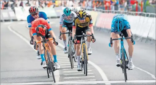  ??  ?? Ion Izagirre, a la derecha, empuja la bicicleta con los riñones ante Bilbao en la meta de Hondarribi­a para imponerse por un tubular.