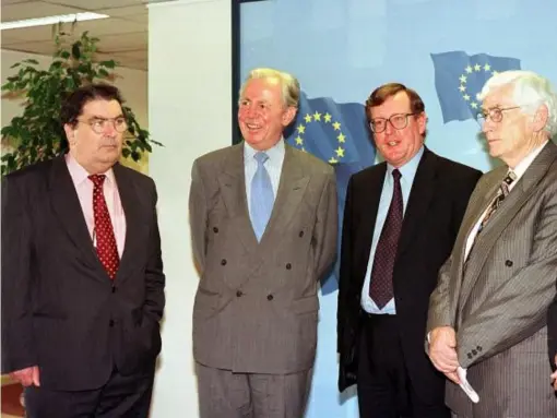  ?? (AFP/Getty) ?? John Hume (left) and David Trimble (second-right) prior to their talks at the EU headquarte­rs in Brussels in 1998