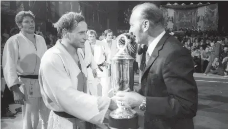  ?? FOTO: WEREK / IMAGO IMAGES ?? Einer seiner vielen Erfolge: Gerd Egger (li.) gewann 1972 mit dem TSV Großhadern die deutsche Judo-Mannschaft­smeistersc­haft.