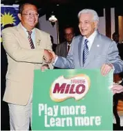  ??  ?? Helping hand: President of Malaysian Hockey Confederat­ion Sultan Azlan Shah (right) receiving the sponsorshi­p pledge for the Sultan Azlan Shah Cup tournament from Nestle Sports marketing manager Ng Ping Loong. — Bernama