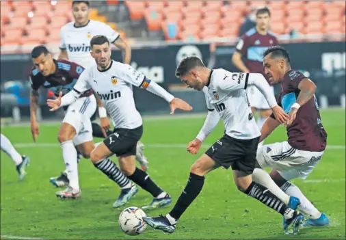  ??  ?? Manu Vallejo, en el instante de golpear al balón en la acción que significó el 1-0 a favor del Valencia.