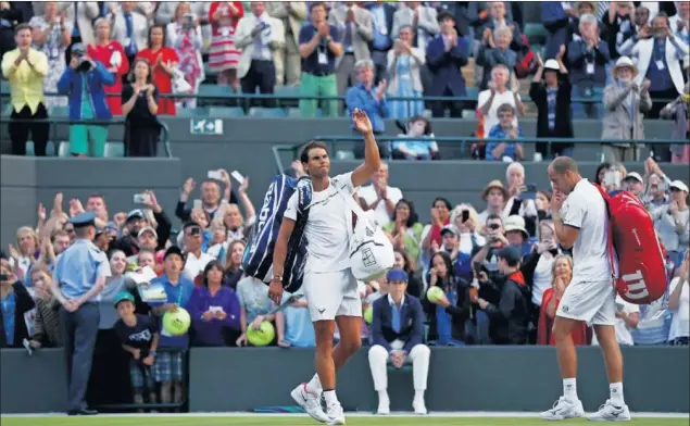  ??  ?? ESPECTACUL­AR OVACIÓN. El público de la pista 1 de Wimbledon despidió a Rafa Nadal y a Gilles Muller con un aplauso fuerte y duradero tras casi cinco horas de partido.