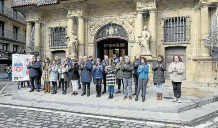  ?? ?? Miembros del Ayuntamien­to de Pamplona aplauden durante la manifestac­ión por el 25N.