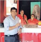  ??  ?? Carlos Alvarado visitó uno de los locales heladeros.